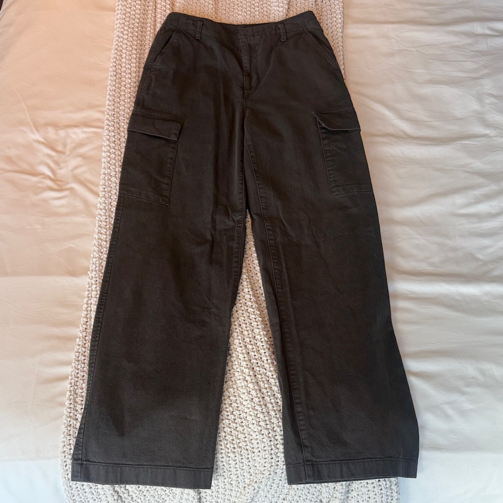GAP Loose Khaki Cargo Pants in charcoal gray. Excellent condition, size 4 tall.